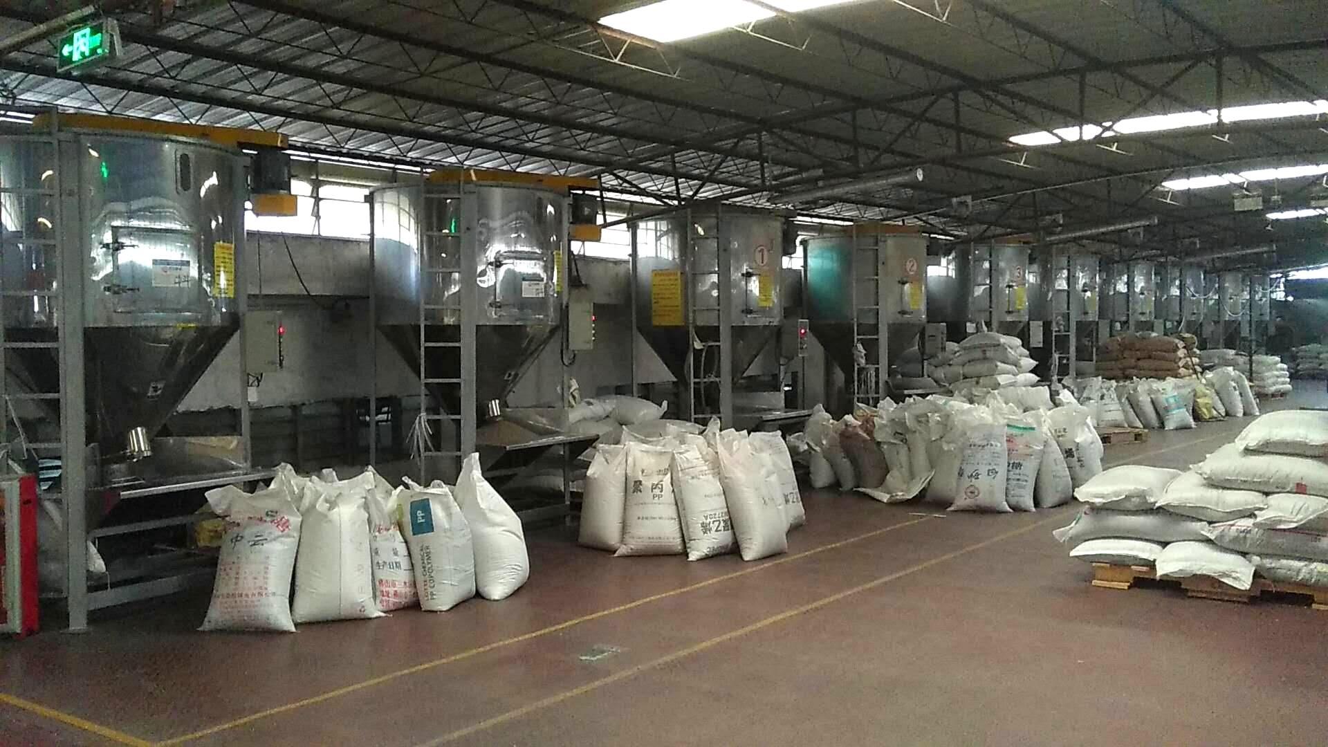 广州一家生产塑料胶袋厂订购10台1T大型立式搅拌机